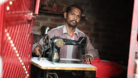 Ankit Srinivas/BBC Harnarayan Prajapati, Father of Rolly