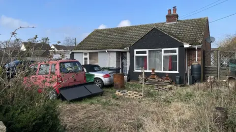 Alex Dunlop/BBC A house in Hereward Way, Weeting, in Norfolk