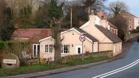 Geograph/gordon Hatton Old Toll Cottage, Topcliffe