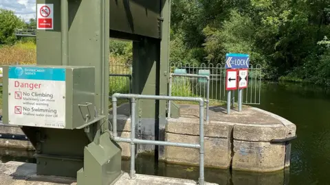South Beds News Agency Do not swim signs at Cardington Lock, close to Bedford