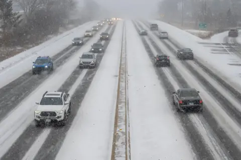 Stephen Chung / Alamy Stock Photo Traffic passes as heavy snowfall begins in a western suburb of Chicago, 22 December 2022