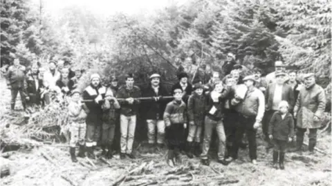 Dai Davies Collecting the tree in 1989