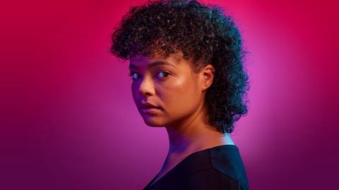 Lydia West show adopts 'pioneering' new model for UK tour - BBC News