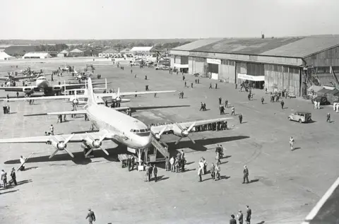 FlightGlobal Aircraft and visitors at the 1948 Farnborough Airshow