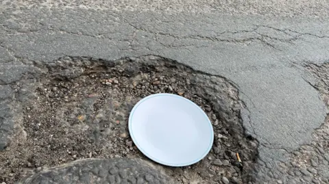 John Devine/BBC A circular white 30cm (1ft) diameter dinner plate with a light blue boarder line around the edge