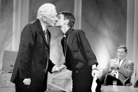 INM Gay Byrne and Sinead O'Connor kiss on the Late Late Show