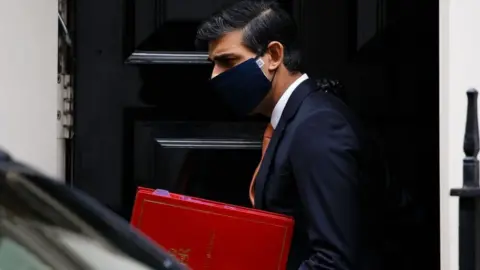 Getty Images Rishi Sunak wearing a face mask