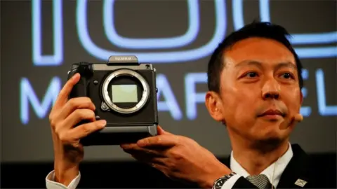 Reuters Fuji shows off GFX 100S