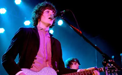 Getty Images George Craig singing into a mic at a gig