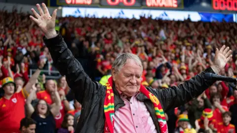 Getty Images Dafydd Iwan singing Yma O Hyd at Cardiff City Stadium on Sunday