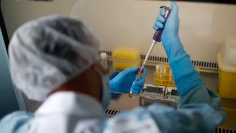 Reuters Doctor with syringe