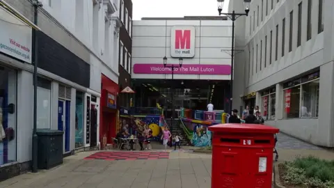 Geograph/JThomas The Mall, Luton