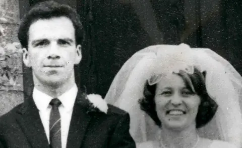 Alamy Britain's first heart donor Patrick Ryan seen with his wife Mitzi on their wedding day