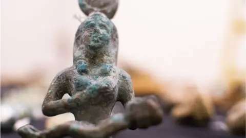 Yuli Schwartz, Israel Antiquities Authority Egyptian relic returned by Israel