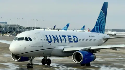 An United Airlines Airbus A319 taxis in Chicago International Airport.