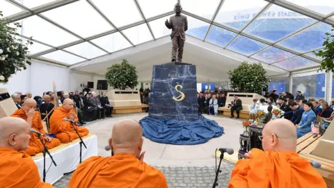 Leicester City Vichai Srivaddhanaprabha statue