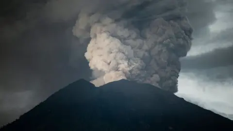EPA epa06353157 The Mount Agung volcano spews hot volcanic ash, as seen from Datah, Karangasem, Bali, Indonesia, 27 November 2017.