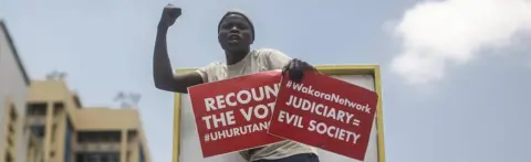 EPA Supporters of President Uhuru Kenyatta and his Jubilee party protest against the country's Supreme Court, which ruled in favour of opposition leader Raila Odinga and overturned the presidential election held on 8 August 2017, in downtown Nairobi, Kenya, 19 September 2017