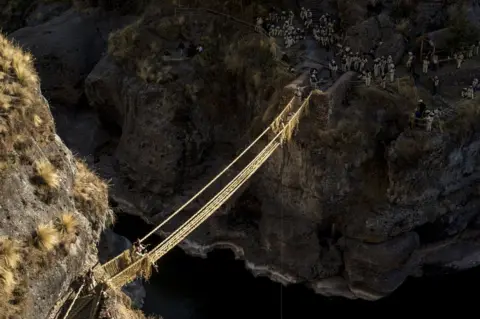 Jordi Busque The handrails are put in place