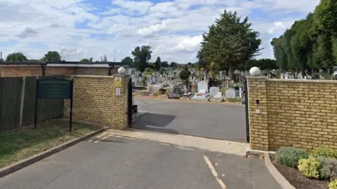 Google Tottenham Park Cemetery