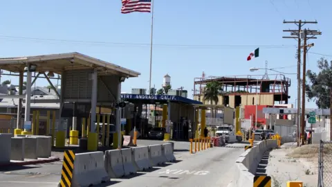 davelogan US border crossing