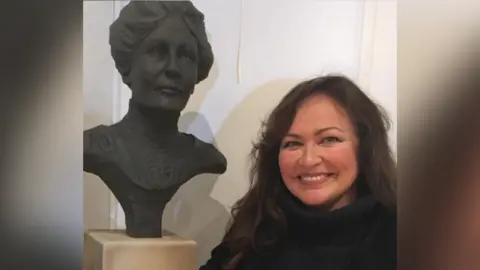 Jane Robbins Jane Robbins with her Emmeline Pankhurst sculpture