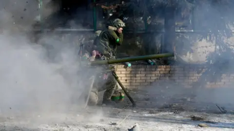 BBC/Goktay Koraltan Ukrainian troops in Bakhmut