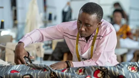 Jeroen Van Loon cloth cutting