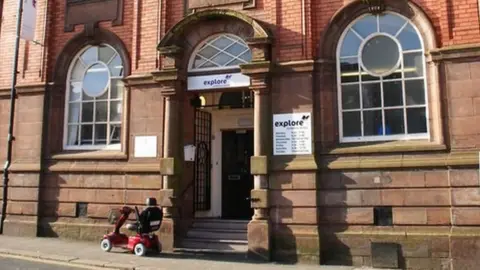 SMJ/Geograph Tyldesley Library