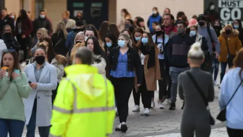 Getty Images shoppers queuing
