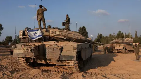 Reuters Israeli tank near Gaza (14/10/23)