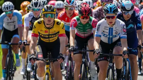 Cyclists beginning women's Classique race