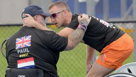 Getty Images/Invictus Games Sydney 2018 Paul Guest (l) speaks with his team-mate Edwin Vermetten