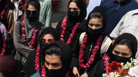 Getty Images Women footballers arrive in Pakistan