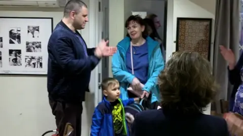 BBC Ukrainian refugees arrive in Reading, Berkshire, to meet their host families