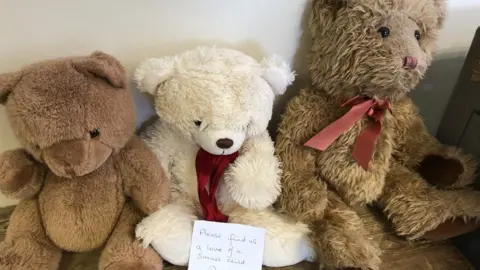 Ellie Somme Teddies with a sign saying "please find us a love of a small child"