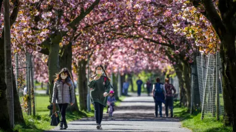 Getty Images walkers in Edinburgh