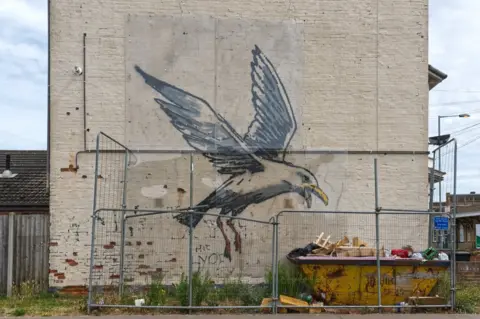 Possible Banksy mural of a gull, Lowestoft, a year on