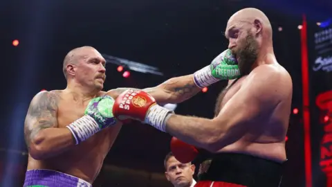 Oleksandr Usyk punches Tyson Fury 