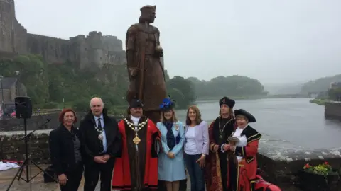 BBC The statue of Henry VII