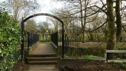 Alan Murray-Rust/Geograph Entrance to Wyndham Park
