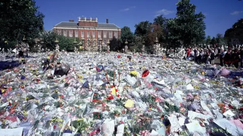 Diana flowers outside the palace in 1997