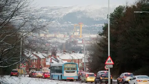 Press Eye Traffic making its way into a snowy Belfast
