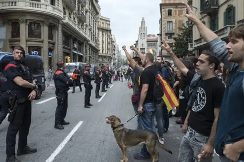 EPA Barcelona anti-police roadblock, 3 Oct 17