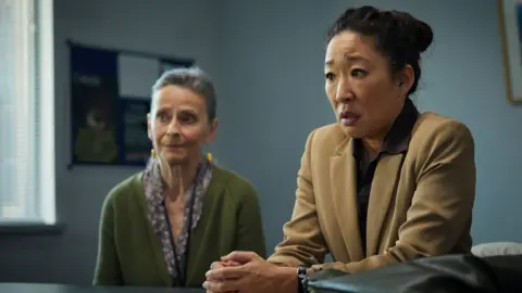 Sid Gentle Films/Robert Viglasky Ethel (ANIA MARSON), Eve (SANDRA OH)