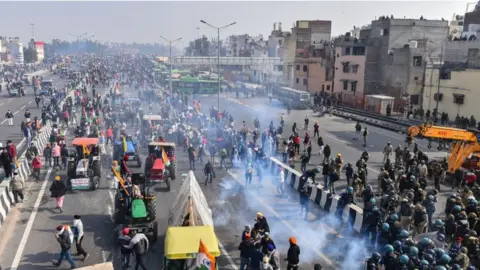 PTI Farmers fought through tear gas to continue their rally