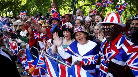 Reuters Crowd on the Mall for Trooping of the Colour