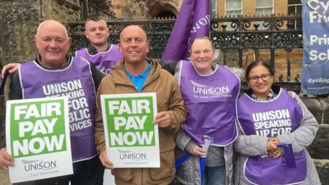 striking staff at Hyndland Primary in Glasgow