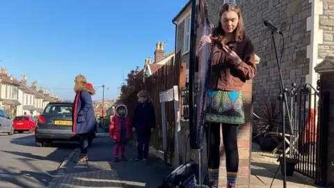 Scarlett Smith Scarlett busking