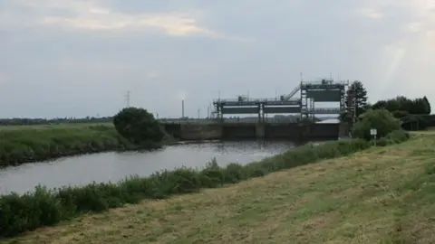 Jonathan Thacker/Geograph Dog in the Double sluice, Peterborough